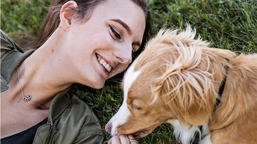 Izabella Svensson med sin hund Heffa. 
