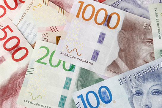 En bunt med svenska sedlar