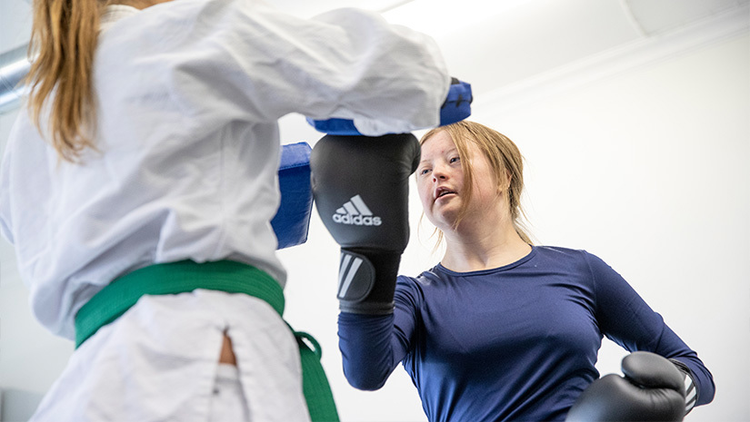 Amanda Malmberg spelar inte fotboll längre utan tränar kampsporten hikarido för personer med funktionsvariationer. Det är hennes medicin och ett av benen hon står på.