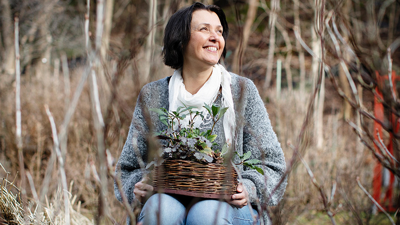 Anna Brissman ute i naturen.