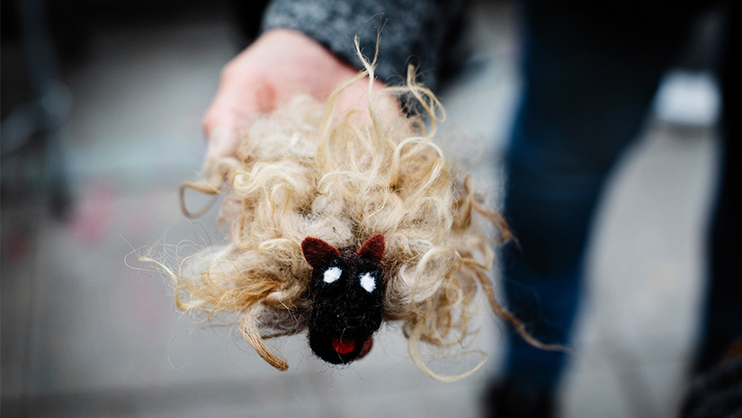 En personlig paussymbol, utformad som ett får.