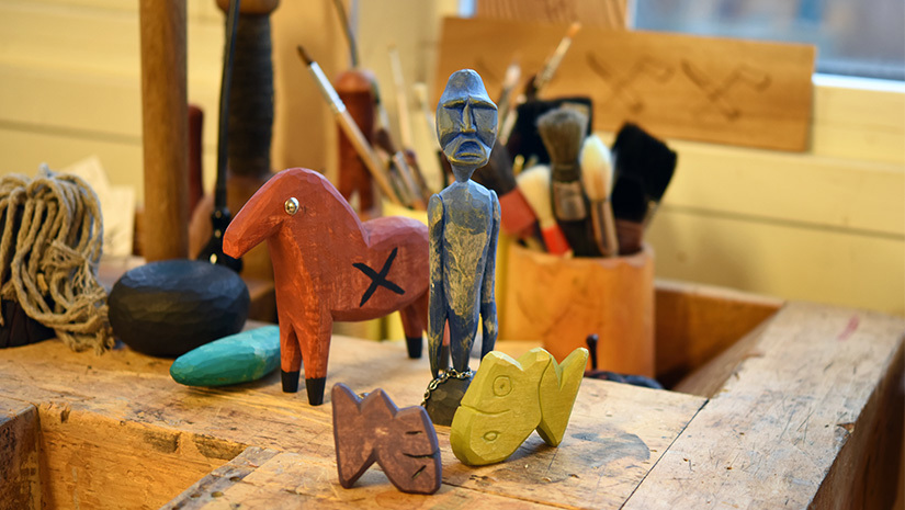 Ett gäng olika snidade figurer.