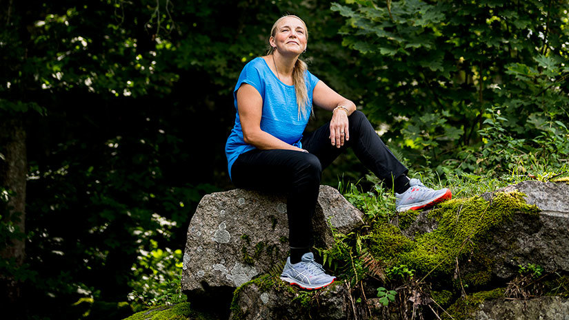 Karin Wiregård ute i naturen.