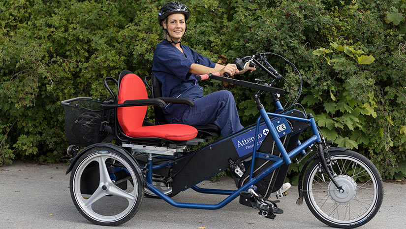 Jessica Eriksson på en cykel med passagerarplats för de äldre.