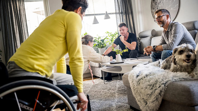 Marit Sundin, Astrid Källström, Hasse Johansson och Magnus Eklund i Hasses vardagsrum.