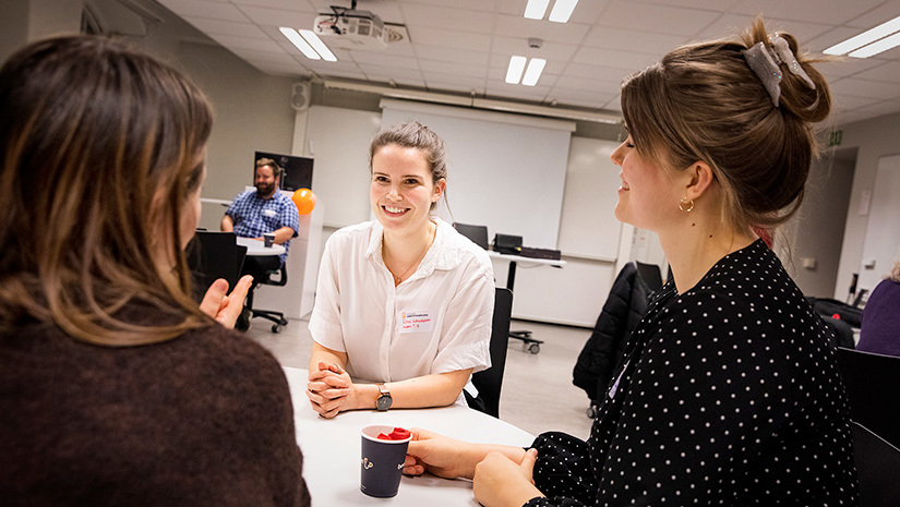 Studenten Ebba Gudmundsdottir samtalar med yrkesverksamma.