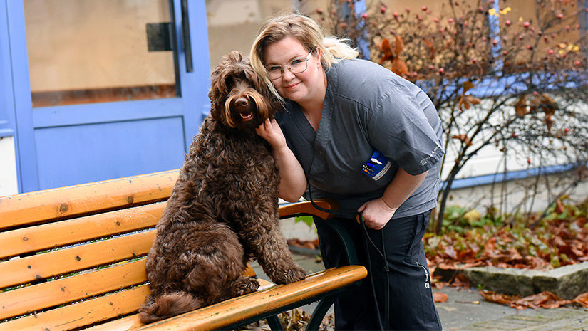 Arbetsterapeut Therese Samuelsson och labradoodlen Billie.