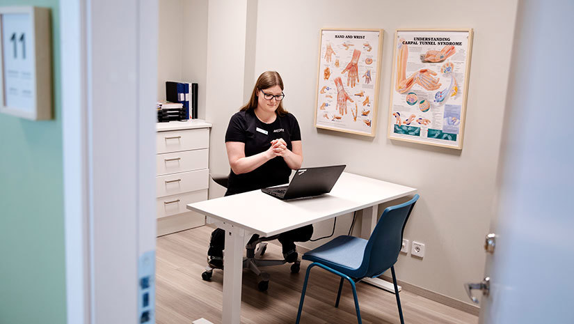 Veronica Ihlar sitter framför datorn