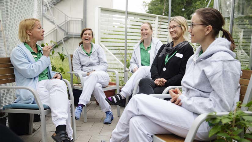 Teamet sitter och pratar.