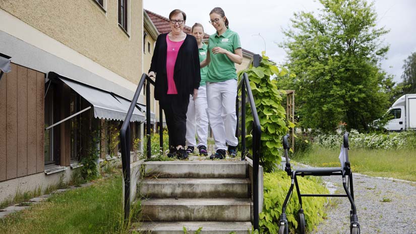 Rose-Marie Huldén går nedför en trappa.