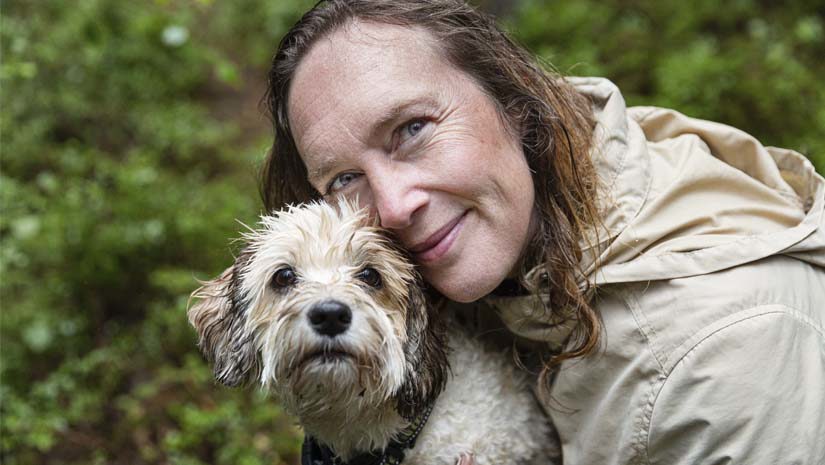 Jonna Bornemark med sin hund.