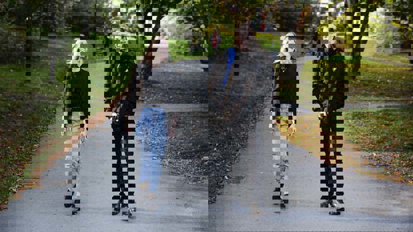 Arbetsterapeuten Angelica Sonesson och Mike Litskog på promenad