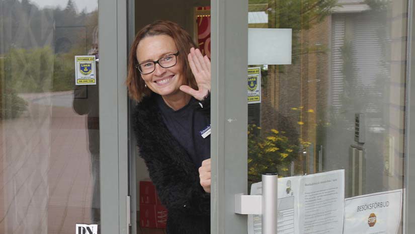 Eva-Lena Rindahl i dörröppningen på sitt jobb