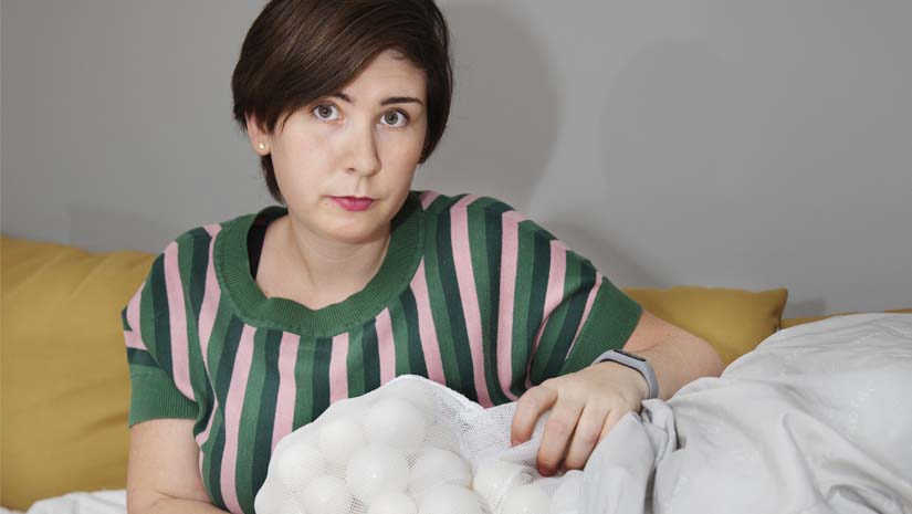 Matilda Utbult håller i ett bolltäcke. 