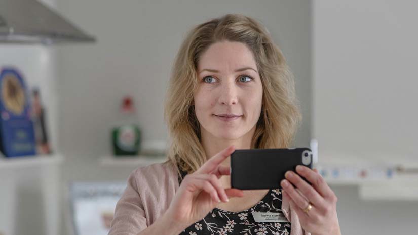 Sanna Kärrman med en smartphone i händerna
