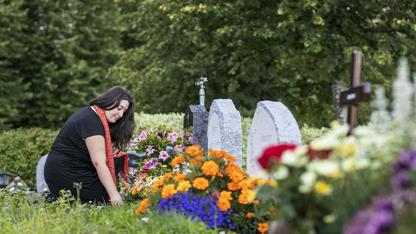 Alexandra Andersson vid sin mammas grav