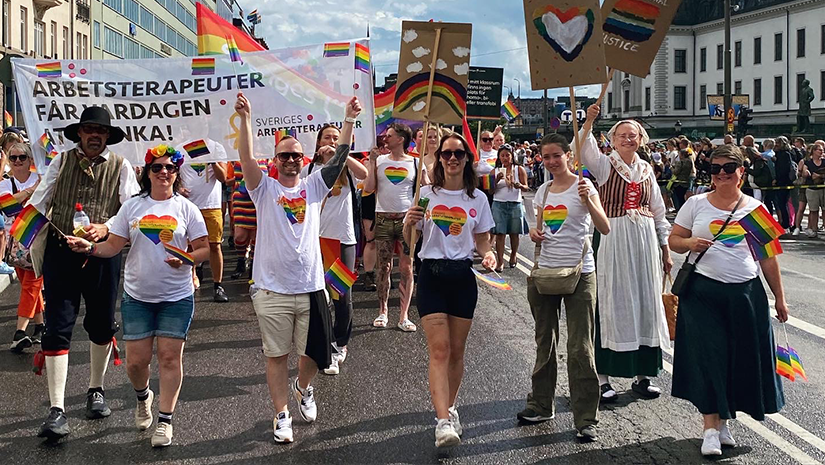 En bild framifrån på Sveriges Arbetsterapeuters följe i Pride-paraden i Stockholm