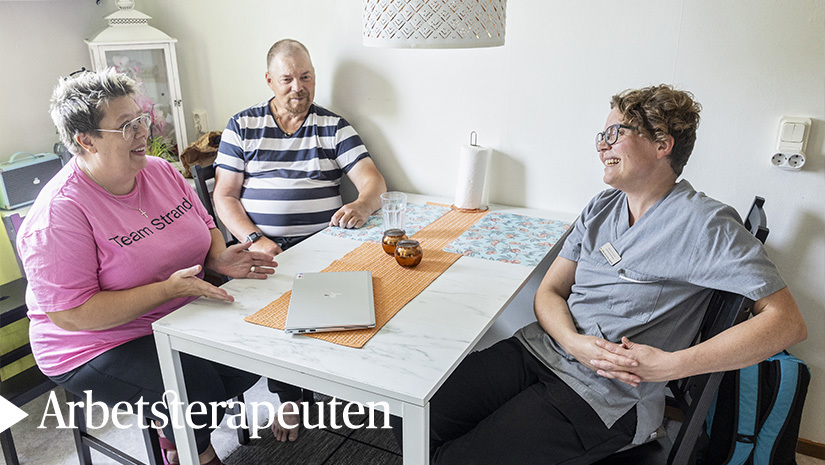 Caritha och Jonas Strand. Arbetsterapeut Maria Nilsson.