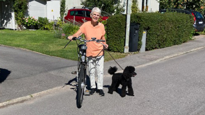 Lena Haglund med en cykel och en pudel