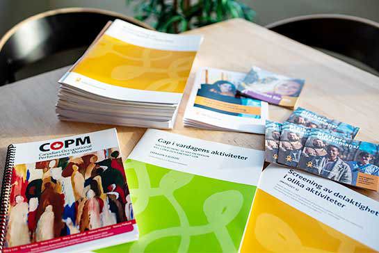 Ett antal publikationer på ett bord