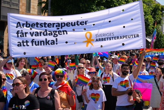Prideparad genom Göteborg. Förbundets följe och banderoll. 